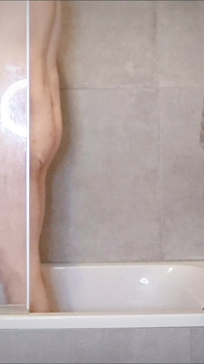 German amateur BBW MILF xMaskedMomWifex is surprised while showering | Clip 1