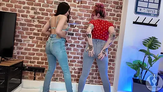 Rebeca Addams и Ana Spears писают на джинсы, показ