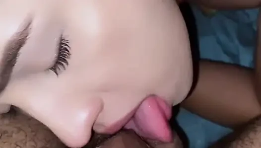 Genç twink olgun heteroseksüel adam tarafından prezervatifsiz sikiliyor götünü dölle dolduruyor iç boşalma