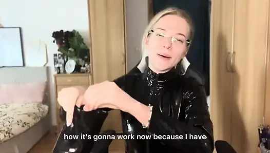 Dominatrix kıyafetleri açıkta deniyor