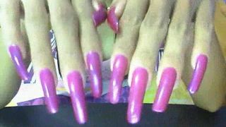 長く美しいピンクの指の爪