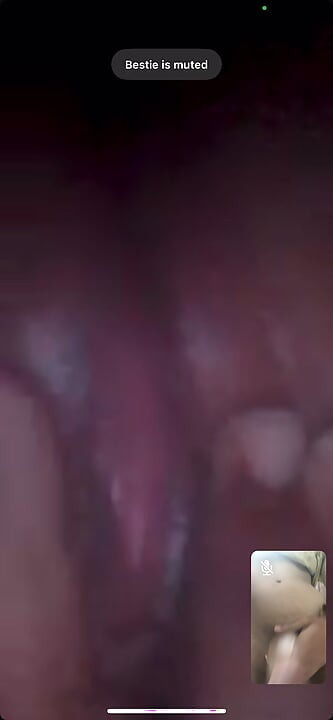Iubita și iubitul se masturbează nebun extrem în chat video