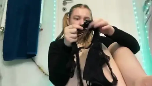 Jucielussie переодевается наряды перед вебкамерой