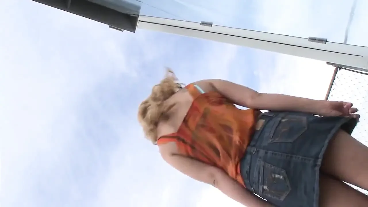 Hermosa chica rubia recibe una gran erección en su coño mojado