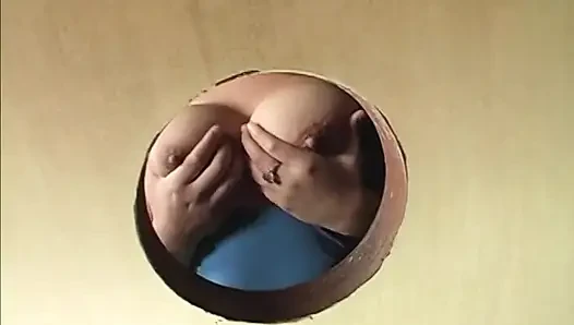Güzel büyük memeli latin sürtük sikiş deliği eyleminde sakso çekiyor