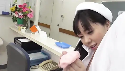 Japon hatun sahne 1_horny Asyalı hemşire Miyuki Ojima bir hastayı sikiyor
