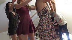 Fiesta de strip y baile de vestido de verano con tres chicas universitarias amateurs invitadas a una prueba desnuda para un rodaje falso