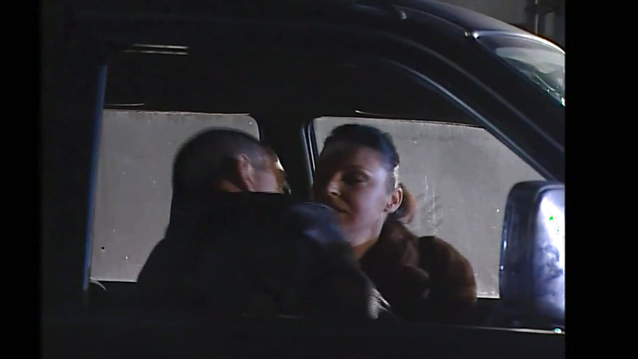 Sex în grup dur pentru o curvă futută într-o penetrare dublă în videoclip porno italian vintage