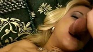 Blonde MILF in Strümpfen isst Schwänze in verschiedenen Farben und bekommt dann Fotze gefickt