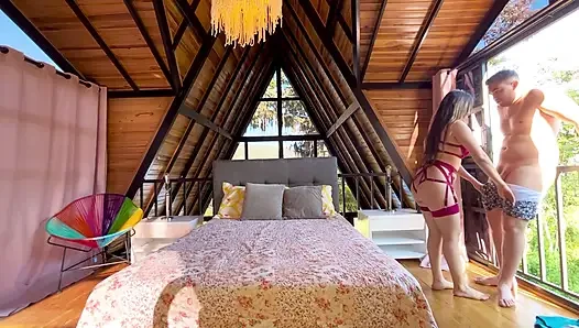 Di kabin, bercinta di luar ruangan