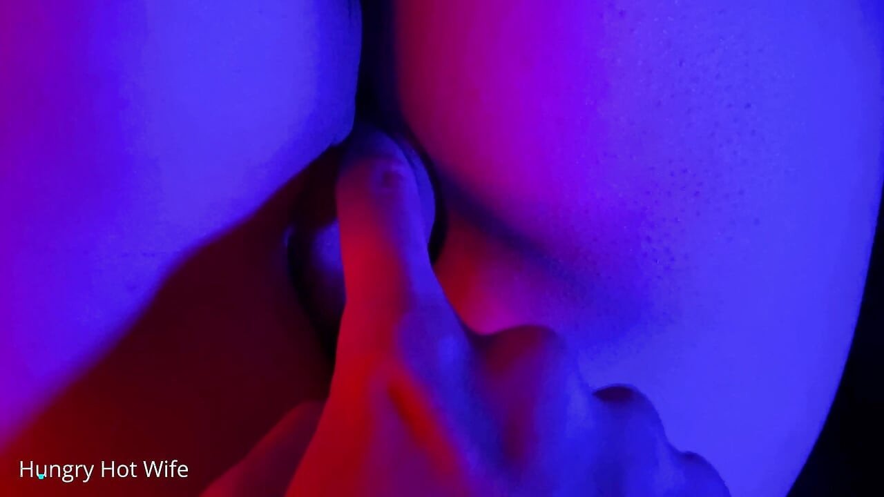 Doğal göğüslerini sıkmama ve ağzından sikilmeme ve sıkı ıslak amcığıma izin veriyor!