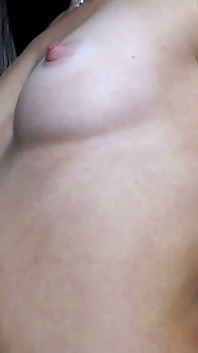 En nøgen 18-årig webcam-model danser privat