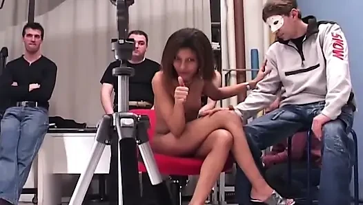 Tante seksi dengan masker di-gangbang habis-habisan di pesta seks liar