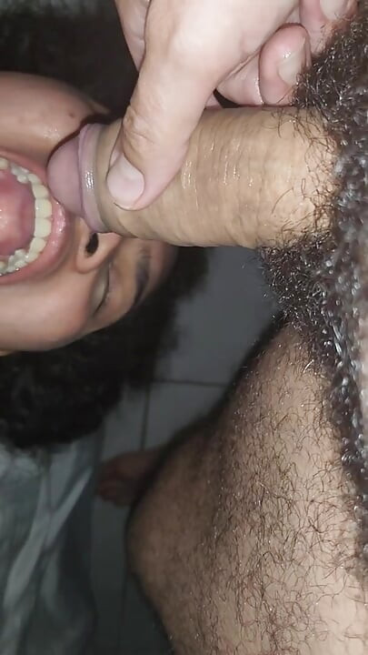 Meu filhote merece gozar tendo um pau na bunda dela e na garganta
