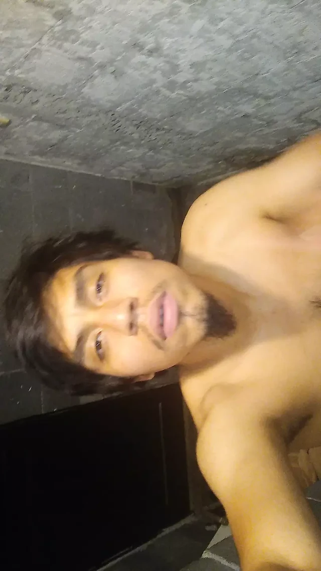 COZY PEEING IN THE BATHROOM MEANS TRAS I SHOW YOU MY BODY