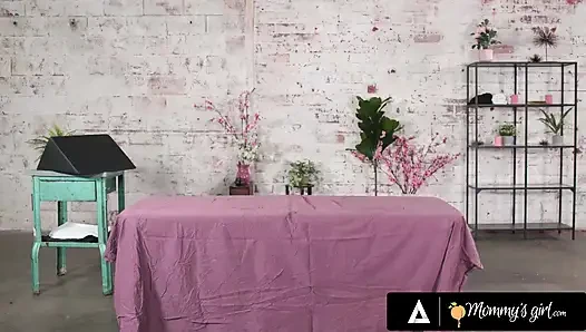 MAMIS MÄDCHEN - badeerin MILf romi rain bekommt massage von jenna foxx, die zu einem happy end wird