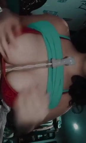 Masturbiram svoj dildo sa sisama