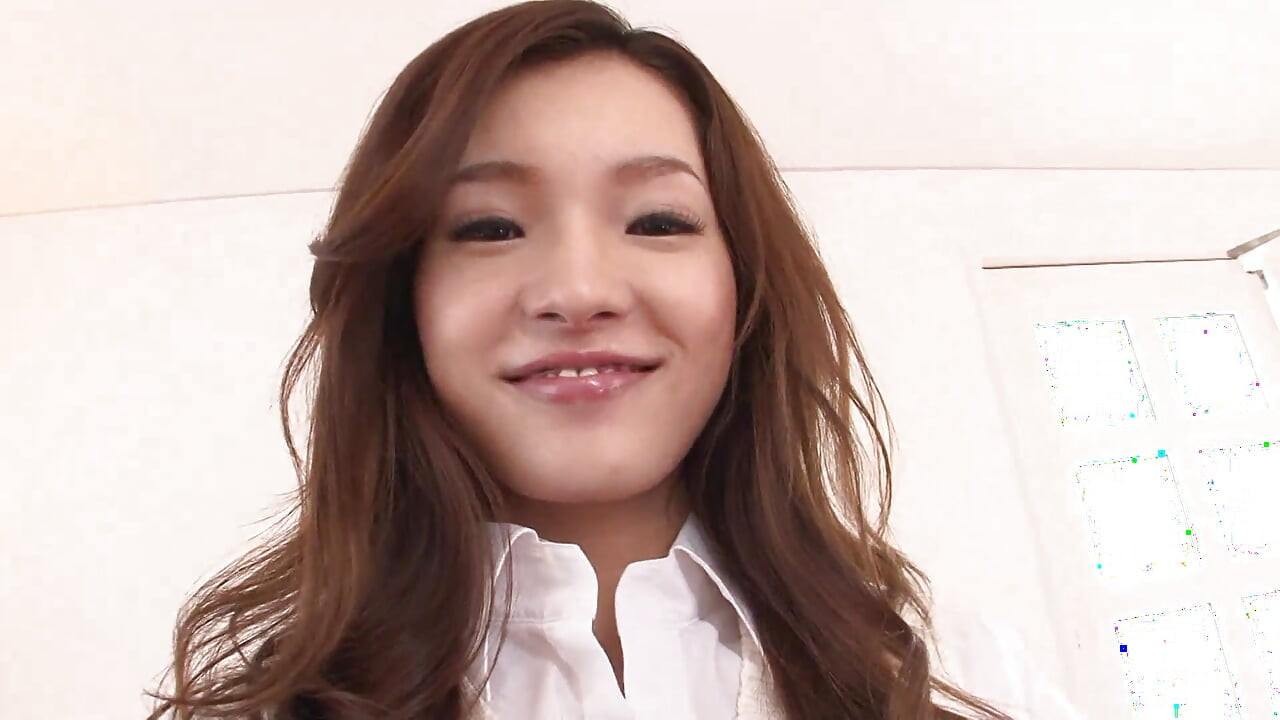 Mulher asiática com tesão enfia um vibrador na buceta dela