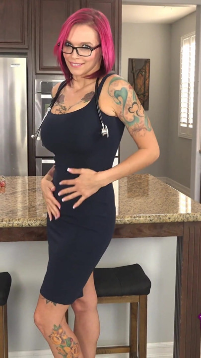 Milf Anna Bell Peaks monta un espectáculo de juguete para su hijastro