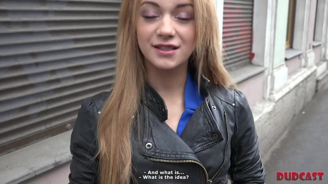 脆弱的美女在他的工作室与经纪人发生性关系后被中出