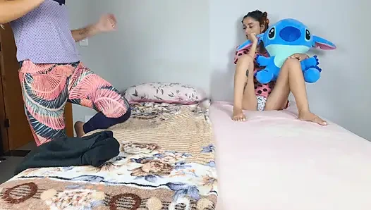 Üvey baba üvey kızının yanında karısını sikiyor!