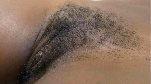 Hermoso coño negro de pelo corto creampied