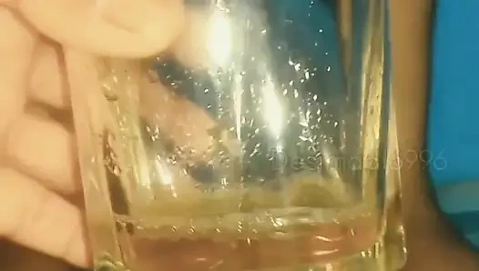 Sidik içen edepsiz fahişe Hintli ile sakso seksinin tadını çıkarıyor