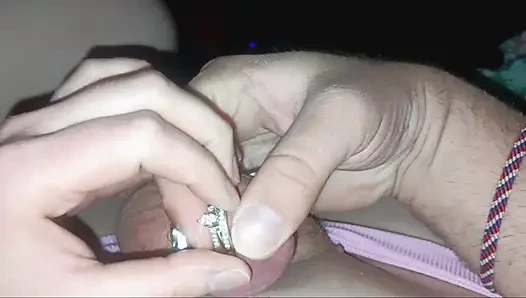 Kocam çivi halkasına kilitlendi ve alyansımla konuştu.