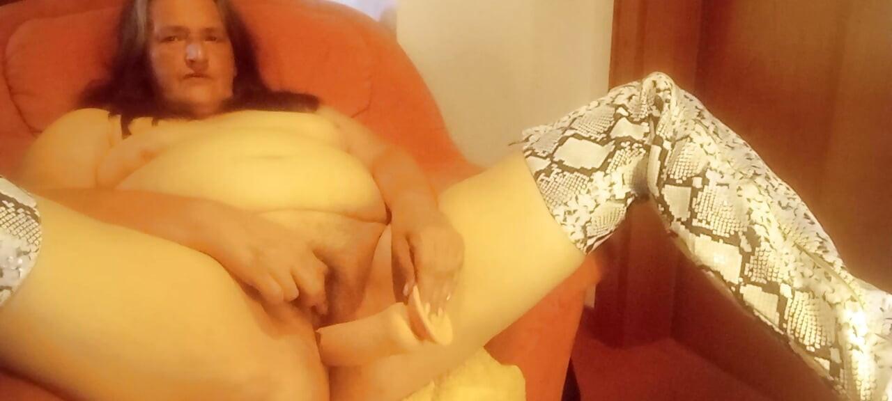 Thick mature BBW gets really wet - smacking cunt with toy
