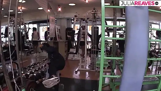 Hatun birçok yarak emdikten sonra boyanırken sert sikiliyor