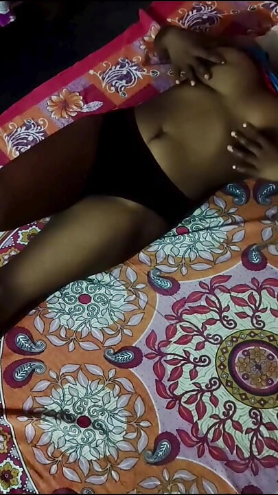 Apna bhabhi ko ghar me bolay pore rate chodaiy kiya
