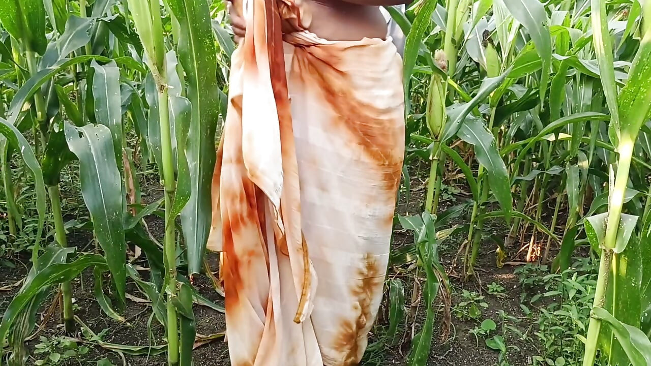 Mere sagi bhabhi ko maine sare kapde utaar Diya Makka ke khet mein dekh liya maine bhabhi se kaha kya bhabhi main aapki gand ko maar sakta h