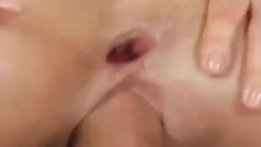 Blondes schätzchen weit gedehnt von pulsierendem schwanz in schlampiger action