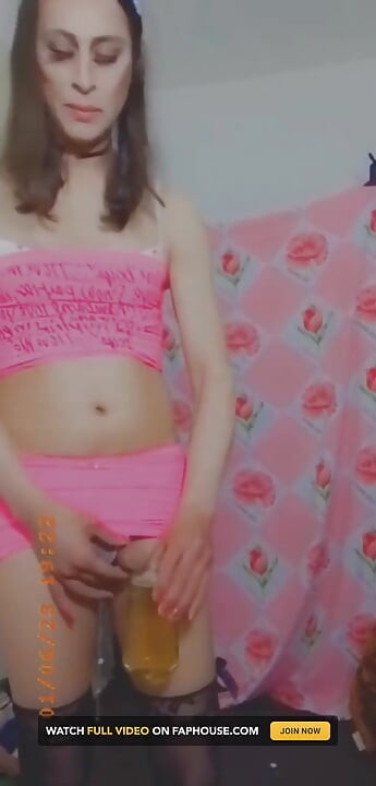 Mariquita femboy bebe meando