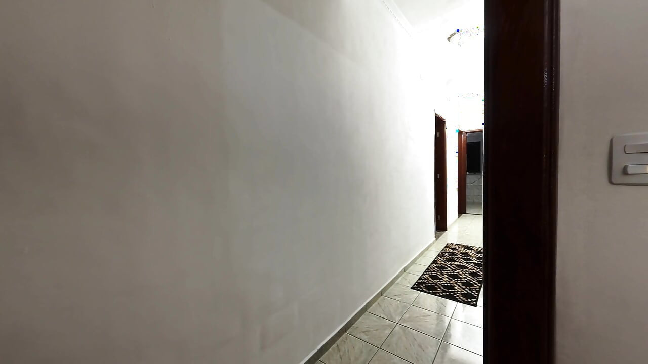 Meu padrasto transa a seco comigo e me masturba no corredor.