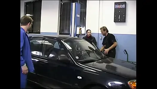 Огромный член в рот, большой хуй в тройничке с киской