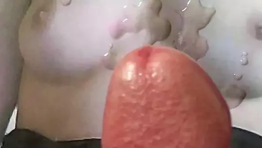 Bir hanımın göğüslerine haraç