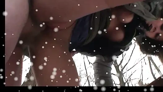 Yaşlı adam açık havada orta yaşlı seksi kadını sikiyor ve genç bir kızın ağzına boşalıyor