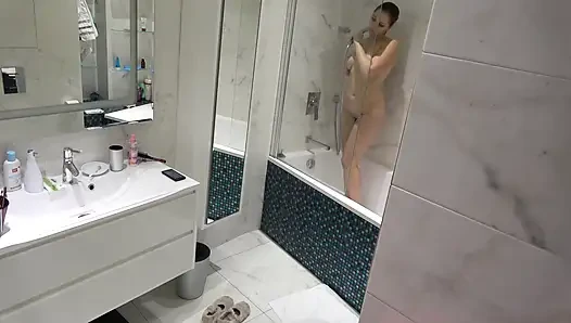 Камера застукала мокрую тинку в душе в любительском видео