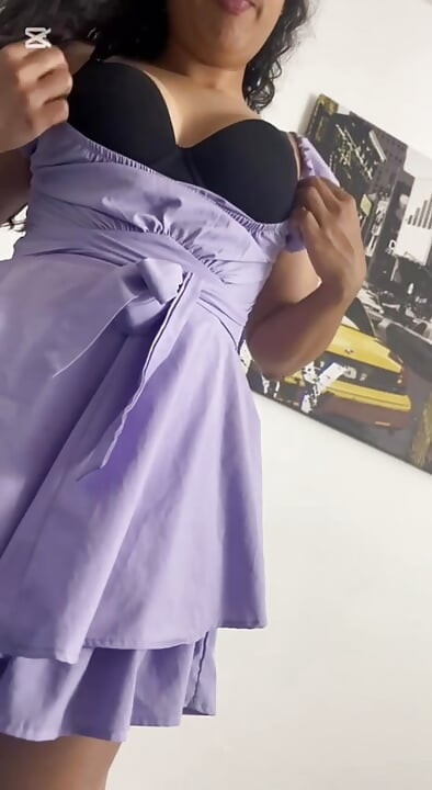 वह इसे बहुत स्वादिष्ट चूसता है