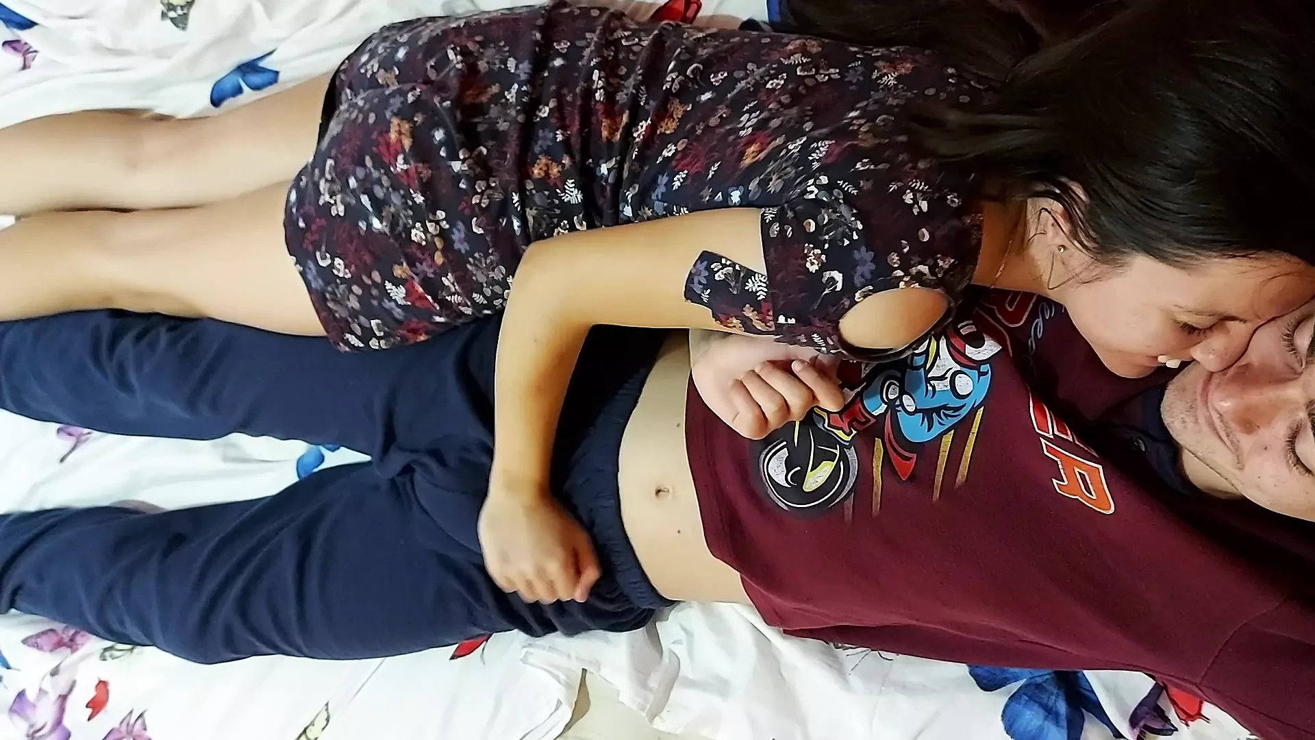 Zgodna polusestra slučajno jebe svog polubrata nakon igranja sa njegovim kurcem