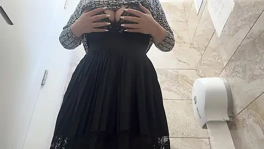 Возбужденная сексуальная мачеха трет свою киску в общественном туалете