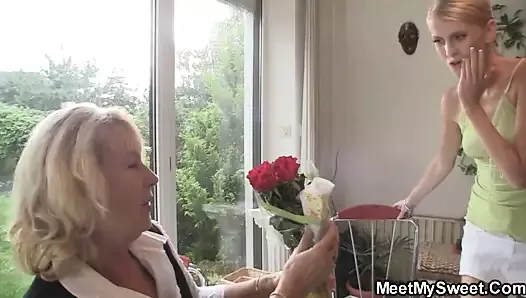 Meeting with his old parents leads to pussy toying