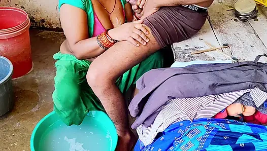 Desi bhabhi ne  bathroom me land chusha