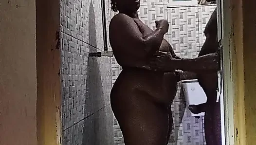 Üvey erkek kardeşle ayakta duşta seks