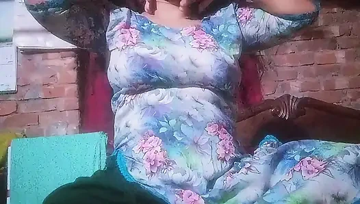 Привлекательная жена дези очень жестко двигает пальцами.