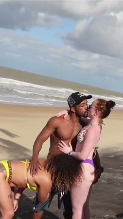 BEAUTIFUL GIRLS ON THE BEACH ASK FOR INFORMATION AND HE WILL HELP ME WITH SEX | Clip 1
