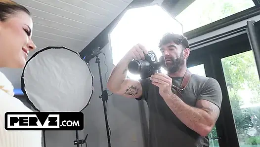 Sesi pemotretan pertama dez hansen yang gugup berubah jadi mesum di belakang pacarnya