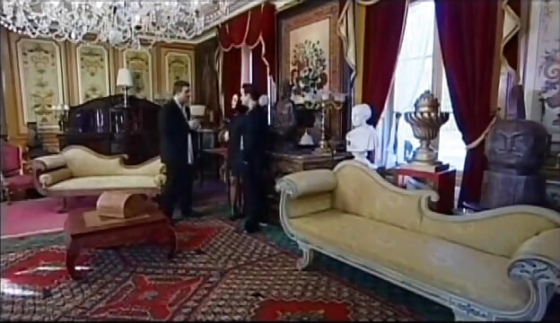 Gorąca dziwka chwyta ich kutasy dla trochę podwójnej akcji lodzika, a następnie zostaje podwójnie penetrowany