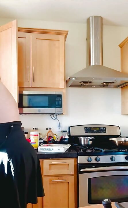 O mamă sexy transsexuală curvă fără sutient îl face pe Chow Mein